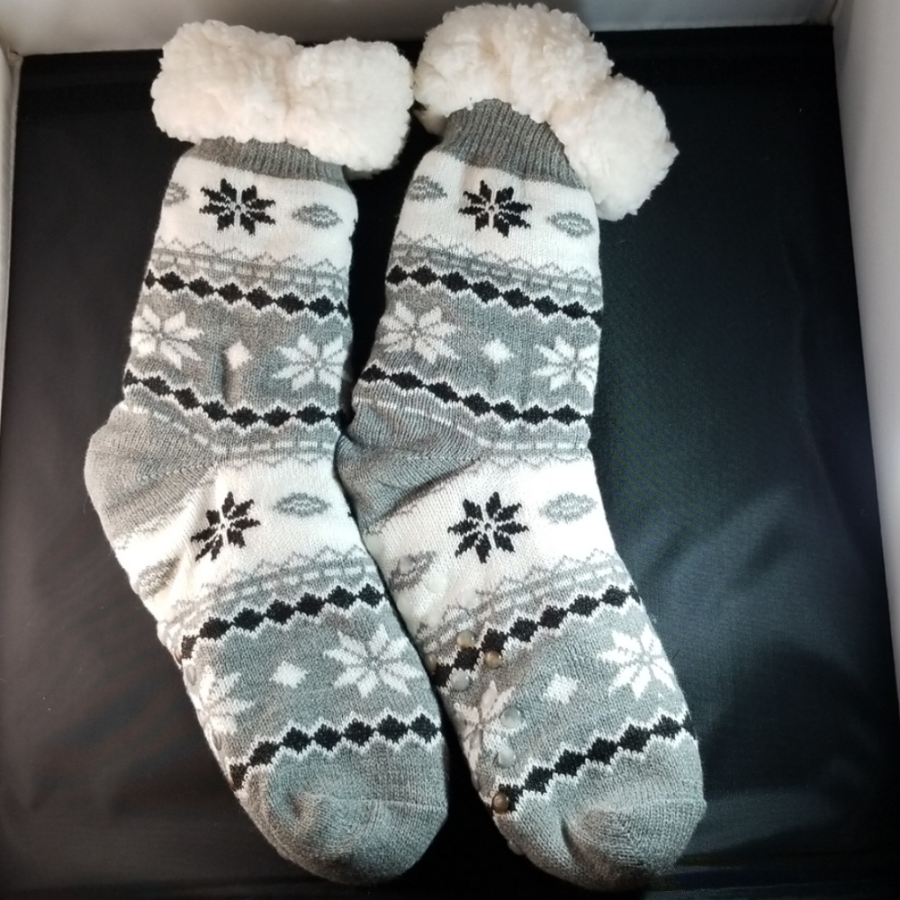 Women's fuzzy snowflake socks W/ grippers no slip